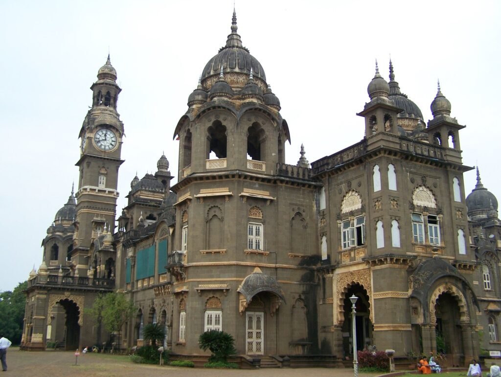 New Palace: A stunning Indo-Saracenic structure housing a museum of royal artifacts.